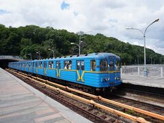 Dnipro駅にて　これより先Lisova駅までの6駅は地上駅になります　この駅のプラットホームだけが唯一相対式プラットホームとなっています(他は全て島式プラットホーム)

車両はお世辞にも新しいとは言えず、ミンスクの地下鉄車両に似ています　(ひょっとしたら同じ?)