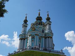 アプローチ途中から見上げる聖アンドリーイ教会　水色と白を基色とした美しい教会

イタリア人建築家によって18世紀中頃に建てらたそうで教会の名前はウクライナに初めてキリスト教を伝えたとされる、使徒アンドリーイに因んでいるそうです