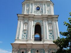 ソフィア広場からの入り口となる大聖堂鐘楼(敷地内から撮影)　1752年に建てられた高さ76mを誇る鐘楼　上部のバロック式の部分と黄金ドームは1852年に増築されたもの

こちらの鐘楼も登ることができますが別料金だったので登らずじまい(210段の階段を上がるらしい)　ペチェールシク大修道院のように様々な料金設定になっているのがややこしい…