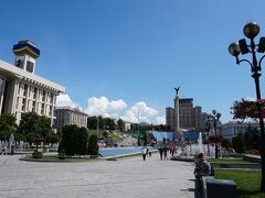 聖ソフィア大聖堂を後にして更に歩き独立広場へ到着　2014年ウクライナ騒乱 の舞台になった場所でニュース映像がまだ記憶に新しい場所　実はキエフで一番来てみたかった場所がココかもしれない・・・