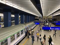 11:25　中央駅行の電車にテキトーに乗って20分遅れでワルシャワ中央駅に無事到着　何でこの都会的な駅を降り過ごしのかな～