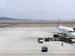 敦煌空港に到着した。空港は砂漠のど真ん中、まるでエジプトのアスワン空港みたいだ。
