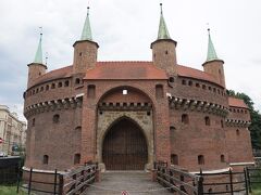 バルバカン　ワルシャワと同じ珍しい馬蹄形の要塞　ワルシャワのバルバカンは復元モノですがこちらは1498～99年に建てられたもの　城塞から飛び出した形で設置され18世紀ごろまでは難攻不落の守備の要だったそうです