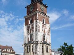 旧市庁舎塔　14世紀末に石とレンガで建てられた市庁舎の巨大なゴシック様式の塔　市庁舎建物も建っていたようですが市庁舎は1820年に取り壊し済み　時計は聖マリア聖堂のラッパの演奏ほど注目を集めないのでちょっと可愛そう