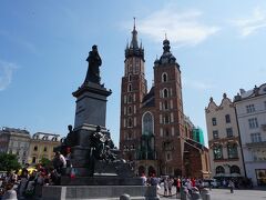 フロリアンスカ通りを南下し中央広場に立つ聖マリア聖堂に到達　13世紀に建てられたゴシック様式の教会　教会の高さは80ｍと存在感のある教会