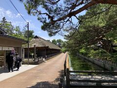 次は「清水園」にやってきました。左側に見えるのは「足軽長屋」でして、後で訪問したいと思います。