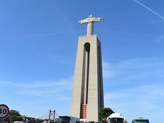 ＜クリスト・レイ＞

近づくと大きな駐車場があり、観光バスが来ていました。

観光バスだったら「4月25日橋」を渡るのかしら。
テージョ川、橋でも渡ってみたいな♪