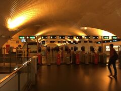 ＜カイス ド ソドレ駅（メトロ）＞

そして、メトロのカイス ド ソドレ駅まで戻ってきました。

約2時間半の「クリスト・レイ」への小旅行。
初日のリスボンで、街並みと周辺を知って全体把握が出来ました。
いい機会だったと思います☆彡


次の旅行記では
リスボンを街歩きしてタラのコロッケを食べ、アルカンタラ展望台からサンジョルジェ城の夕景を見て、アンコウのリゾットを食べに行って大満足☆彡
初リスボンの１日目が終わります！

*14 リスボン街歩き♪絶品アンコウのリゾット☆エッグタルト☆タラのコロッケ
https://4travel.jp/travelogue/11709203

よろしければまたご一緒におつきあいください（＾＾）


☆旅行記☆
◆【飛行機の総集編】
*1 2019年秋ベルリンマラソン＆欧州5カ国14日間！特典航空券＋航空券合計9.3万円でワンワールド系8回搭乗＆8箇所の空港ラウンジ満喫♪
https://4travel.jp/travelogue/11560761

◆【ホテルの総集編】
*2 2019年秋ベルリンマラソン＆欧州5カ国14日間！マリオットプラチナチャレンジ6泊も含めた7つのホテル12泊滞在記！
https://4travel.jp/travelogue/11571548

【以降は夫婦旅編】
◆*3 フランクフルト＊マリオットプラチナチャレンジ「THE PURE」宿泊！
https://4travel.jp/travelogue/11567842

◆*4 世界遺産：ライン渓谷中流上部☆ワイン酒場が立ち並ぶリューデスハイム♪
https://4travel.jp/travelogue/11578123

◆*5 世界遺産：ライン渓谷中流上部☆ライン川の渡し船＆バッハラッハ！
https://4travel.jp/travelogue/11642448

◆*6 ベルリンへ移動☆ICE１等チケットなのにDBラウンジに入れない!?
https://4travel.jp/travelogue/11642447

◆*7 絵画館でブリューゲル鑑賞☆彡「ネーデルラントの諺（ことわざ）」と「二匹の猿」
https://4travel.jp/travelogue/11644698

◆*8 ベルリンマラソンエキスポ＆マラソンパスタ☆インターシティホテル宿泊
https://4travel.jp/travelogue/11645741

◆*9 雨のベルリンマラソン(3回目)で病院へ そしてドイツ出国
https://4travel.jp/travelogue/11655865

◆*10 秋の北欧ヘルシンキ♪ クラウスＫ☆ハカニエミ☆イッタラ☆カンピ☆フィンエアラウンジ
https://4travel.jp/travelogue/11675653

【以降はひとり旅編】
◆*11 後半からはひとり旅♪４年ぶりのマドリードから！
https://4travel.jp/travelogue/11677121

◆*12 青空のリスボン！世界遺産を上空から・本場でクチポール・ロシオ広場に近いホテル♪
https://4travel.jp/travelogue/11705990

◆*13 テージョ川を船で渡る！対岸アルマダの巨大クリスト・レイ＆絶景リスボン大パノラマ♪
https://4travel.jp/travelogue/11707640

◆*14 リスボン街歩き♪絶品アンコウのリゾット☆エッグタルト☆タラのコロッケ
https://4travel.jp/travelogue/11709203

◆*15 ポルトガル世界遺産：シントラの文化的景観☆まるで童話の世界「ペーナ宮殿」＆ 不思議な仕掛けの世界「レガレイラ宮殿」♪
https://4travel.jp/travelogue/11711316

◆*16 ポルトガル☆ユーラシア大陸最西端「ロカ岬」～陸尽き、海はじまる場所～♪
https://4travel.jp/travelogue/11711568

◆*17 発見のモニュメント☆世界遺産「リスボンのジェロニモス修道院とベレンの塔」☆サンタジュスタのエレベーター☆空港へ☆彡
https://4travel.jp/travelogue/11713625


ここまでご覧いただきありがとうございました！　