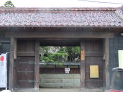 向かいの立派な御門が本宅。流石庄内藩を支えた日本一の商家のお宅です。
一歩足を踏み入れると、足元は細かい砂利。スーツケースを引いてしまうと後が残ってしまうので、玄関までの間は持ち上げて運びました。
