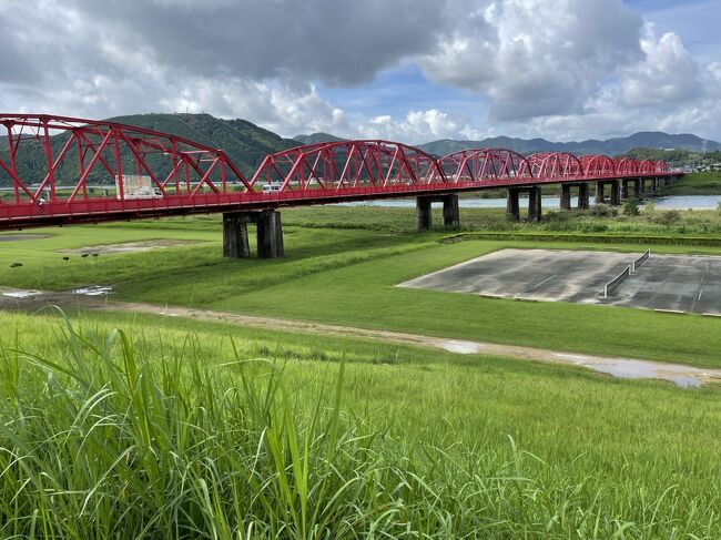 歩くこと約25分、（途中コンビニにもよりましたが）赤鉄橋に着きました。四万十は二度目ですが赤鉄橋は初めて。インパクト抜群です。