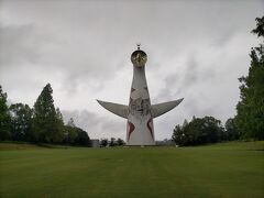 まず再最初に向かった先は空港からのモノレールの沿線にあった万博記念公園へ
天気は予報通り雨
青空ならば太陽の塔も映えるのでしょうが、あいにくどんより曇り空