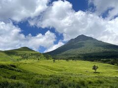 別府温泉をあとしに由布院方面へ
由布岳登山口からは由布岳がきれいに望めました
地元ならちょっとした休みに登ってみたい。登山者の方も多くいらっしゃいました。