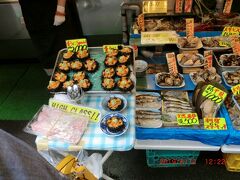 築地にっぽん漁港市場：一口サイズの食べ歩きウニ＝2000円