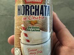 オルチャータという
カヤツリグサの茎を豆乳のように絞った
スペイン特有のドリンクです。
"よく冷やして飲む"と書いてありますが
豆乳のように濃くなくあっさりとした飲み口です。