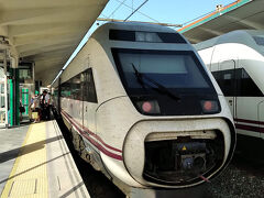 再びAVEでパンプローナ駅に到着です。
車体がかなり汚れていますが
乾燥した平原地帯を走るから汚れが乾いてこびりつくのですかね。