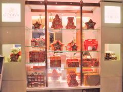 ティルームの向かいにはゴティバが！

お星さまやツリー型のBOXがありますネ☆
１２月らしいクリスマス風ディスプレイです♪
いいな、いいな♪