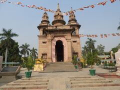 ムールガンダクティ寺院（別名：初転法輪寺）Mulagandha Kuti Viharです。遺跡公園に隣接しています。この寺院はスリランカ人によって1931年に建立されました。
 　　
