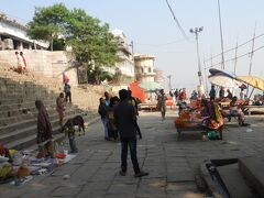 朝のアッシーガートAssi Ghat 。
ガンジス川沿いの最南端にあり、最も大きなガートの一つです。

沐浴の準備をしたり、シートの上で休息したり、散策している現地人で賑わっていました。                 
