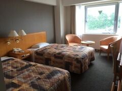 今日の泊まりは宇和島駅直結のクレメントホテル。シングル6,000円ちょっとでしたが、シングルからツインのお部屋にUGしていただきました。