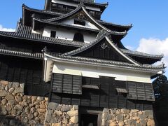 国宝5城の１つ松江城天守閣に到着しました。ここに上ります。