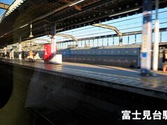 6:57　富士見台駅を通過します。
練馬駅～石神井公園（しゃくじいこうえん）駅間は複々線となっており、内側の線路は各駅停車用で、途中駅には島式ホームがあります。優等列車は外側を走り、途中駅にホームはありません。