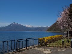 支笏湖にようやく春が訪れました♪
水面の標高 247 m　カルデラ湖
桜咲く支笏湖畔から恵庭岳を望みます。

　　　　　　　　　　　　（２０１８．５．８）
