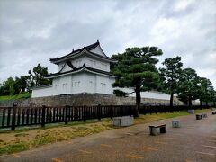 ２日目朝起きると雨は上がっています。
でも予報は雨、朝食開始時間までの１時間を散歩します。
ホテルから歩いて５分ほどの二条城の周りを１周します。