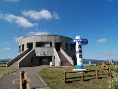 いつも飲んでいる根釧牛乳の産地、牧草地が広がるパノラマを眺める開陽台へ。
「ライダーの聖地」なのに33年前は来られなかった。