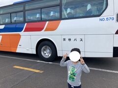 利尻島には、鴛泊フェリーターミナルと沓形フェリーターミナルの2つのターミナルがあり、この礼文島から来る便は沓形フェリーターミナルに着きます。
我々が利用するバスツアー、宗谷バスの「利尻B」は、この便の到着に合わせ、沓形フェリーターミナル発で設定されています。
バスツアーは、電話で予約もできます。
http://www.soyabus.co.jp/teikan/course