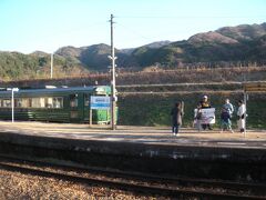 讃岐財田でも停車して駅舎を見学する時間が設けられました。
また、地域の家族の方がこの後の琴平でも