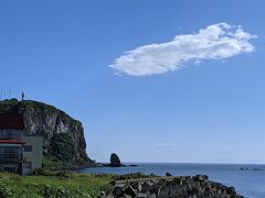 羅臼の海はベタ凪です。左上は羅臼灯台で、クジラの見える丘公園もこちらにあります。