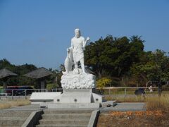 最初は安平塩神白沙灘公園に来ました。不思議な像がありました。豚が居て魚をぶら下げている男性が左手に何かを持っています。