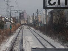 　地下から地上に出たら線路は雪景色でした。車庫のある小鶴新田駅から仙台市街が広がります。一方車内は我々で貸し切り状態になりました。ここからは踏切渋滞対策解消の高架区間を走ります。