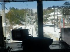 　松島観光玄関口の松島海岸駅に到着しました。ホームや線路は雪景色です。貴重な体験をしています。