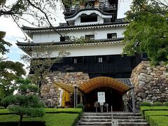 三光稲荷神社を登っていくと、丘の上に犬山城があります。