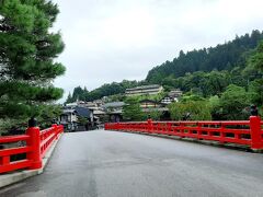 陣屋のすぐ東側、宮川にかかる宮川中橋（赤い橋）。

赤い欄干が綺麗で、古い町並みとはまた違った意味で高山らしさがあります。