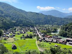 バスに乗って向かうは、白川郷の北側・荻町展望台です。

ブラタモリな感じですね！