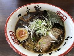 ホテルに荷物を預けた後、五稜郭駅近くで「函館ブラック」ラーメンを食べました。
美味しいけど、濃いめの味です。