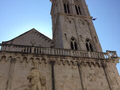 様々な建築様式が混在する｢聖ロブロ大聖堂」。