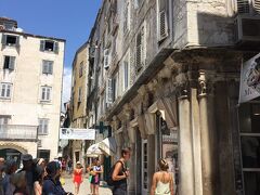 クロアチアはどこを旅行しても、こんな風な石造りの町並みが綺麗でした。こちらの旧市街地散策中、座って休憩していた方がスリに遭い、パスポートの入った小袋を盗まれるというハプニングがありました。

