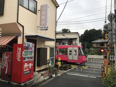 では
新華楼へ
駅すぐの踏切脇にある
町中華