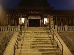 黒崎神社の階段を登ります