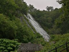 知床斜里駅前のホテルから知床ウトロ港に向かう途中にある観光スポットです．日本の滝100選にも選ばれています．