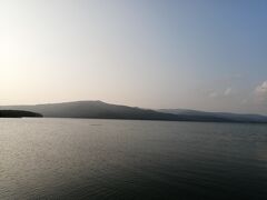 釧路へ向かう最後はマリモで有名な阿寒湖に到着です．夕刻の湖は，静かでとても綺麗でした．