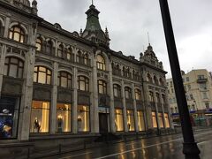 優美なグム百貨店の建物。ロシア人の美意識がそこここに感じられるウラジオストクの街です。