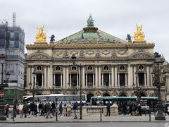 フランス・パリ『Opera national de Paris（Palais Garnier）』

『Opera Garnie（オペラ・ガルニエ）』の正面の写真。

『オペラ座（ガルニエ宮）』の前にメトロ③⑦⑧号線「オペラ」駅が
あります。RER（イル＝ド＝フランス）のA線も走っています。