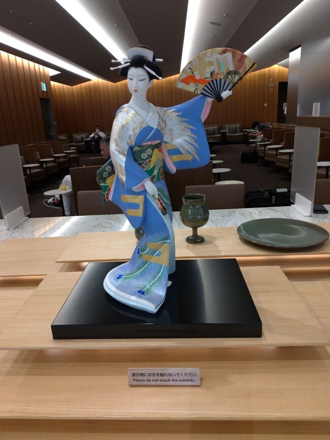 工芸品イイ感じ＾＾<br /><br />しかしその後、空港の冷房のきつさで身体がまいってしまった<br />冷房なし生活だったからかな…でも風邪をひいてしまっては抵抗力が弱まりコロナも引き寄せかねない<br />列が途切れるのを待ってから搭乗し、毛布をいただく((+_+))<br /><br />１A席から離陸（動画:2分6秒）<br />https://youtu.be/jGIhsR65MJc