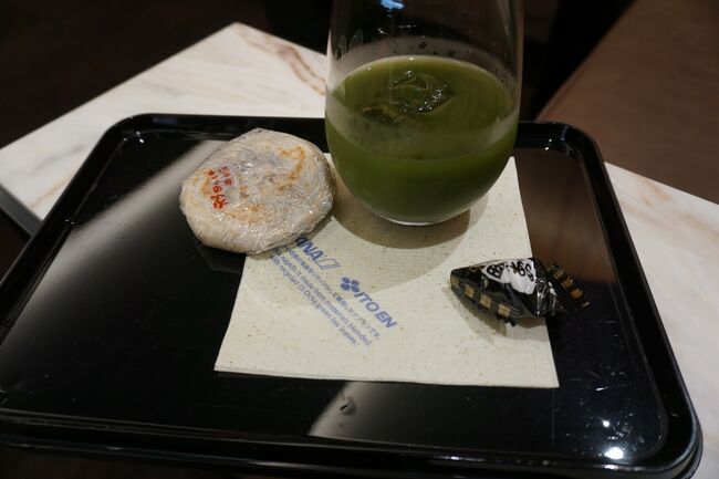 保安を抜け、ANAスイートラウンジへ<br />梅ヶ枝餅は外せない