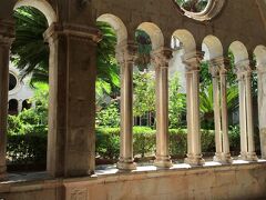 フランシスコ会修道院の中はひんやりとしています。
14世紀そのままの厳かで美しい中庭があります