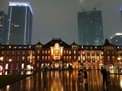 東京駅丸の内駅前広場の夜景を撮影。ライトアップが素晴らしい。この日は雨天で、濡れた広場の路面が鏡のように東京駅赤レンガ舎を写し出していて、良い写真が撮れました。